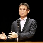 　「バイクラブフォーラム」であいさつする宮崎県の河野俊嗣知事＝９月、宮崎市