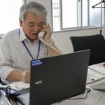 　保護者からの相談を受ける、ほっとステーションのスタッフ＝５月、奈良県天理市
