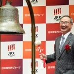 　東証プライム市場に上場し、セレモニーで鐘を鳴らす東京メトロの山村明義社長＝２３日午後、東京・日本橋兜町