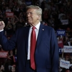 　米ノースカロライナ州の集会会場に到着したトランプ前大統領＝１０月２１日（ゲッティ＝共同）