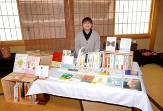 　カフェの一角を間借りして開店する、移動式の小さな本屋「かぷりば」＝山形県金山町