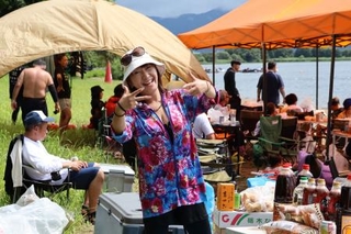 　「大伸ワークサポート」の社員旅行ではしゃぐ社長の広瀬伸恵さん＝２０２４年８月、福島県猪苗代町