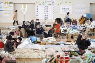 　避難所となっている小学校の体育館で過ごす人たち＝１月１２日、石川県輪島市
