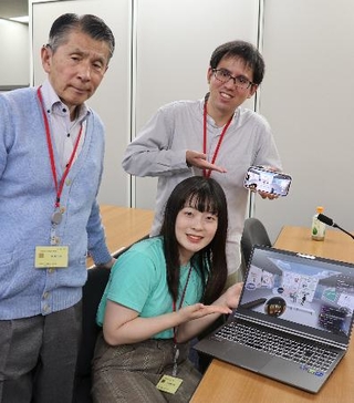 　高野恵利那さん（手前）と真野守之さん（左）、メタバースを利用する男性＝１０月１０日、東京都千代田区