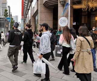 　東京・銀座を訪れた観光客ら＝２０日