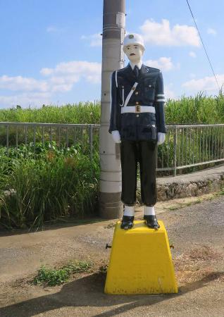 　沖縄県・宮古島に立つ「まもる君」（宮古島地区交通安全協会提供）