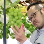 　電子タグを活用し、商品を販売する林慎悟さん＝２０２４年８月、岡山市