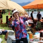 　「大伸ワークサポート」の社員旅行ではしゃぐ社長の広瀬伸恵さん＝２０２４年８月、福島県猪苗代町