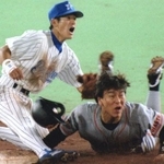 　１９９７年５月の巨人戦で石井琢朗さんは走者の松井秀喜さんをけん制アウトにする＝横浜