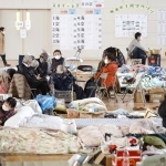 　避難所となっている小学校の体育館で過ごす人たち＝１月１２日、石川県輪島市