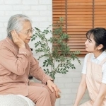 　老人ホームで介護を受ける高齢者のイメージ（本文と直接関係ありません）