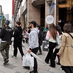 　東京・銀座を訪れた観光客ら＝２０日
