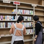 　地元書店から鳥取県立図書館に運び込まれた本を選ぶ職員ら＝２０２４年１１月１２日午前、鳥取市