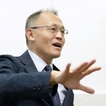 　インタビューに答える川崎哲さん