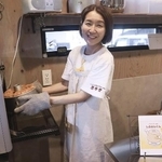 　シフォンケーキを作る荒田由香さん＝岐阜県高山市