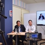 　ユーチューブの生配信で有権者からの質問に答える、名古屋市長選候補者の広沢一郎氏。左は前市長の河村たかし氏＝２３日、名古屋市