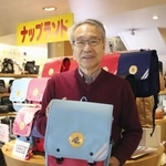 　通学用かばん「ナップランド」を販売する「バッグのムラタ」の村田達哉会長＝北海道小樽市