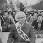 　核実験に抗議し広島の原爆死没者慰霊碑前に座り込む森滝市郎さん＝１９８９年