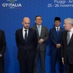 　集合写真撮影を待つブリンケン米国務長官（前列左端）、フランスのバロ外相（同中央）、イタリアのタヤーニ外相（同右端）ら＝２６日、イタリア・フィウッジ（ロイター＝共同）