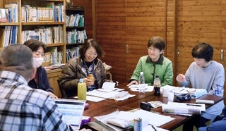 　風力発電について話し合う「ネイチャー研究会ｉｎむかわ」のメンバーら＝２０２４年１１月、北海道苫小牧市