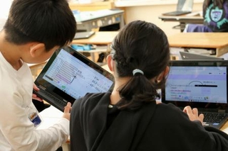 　算数の授業で、デジタル端末を使い情報を分析する児童＝１１月、山梨県甲州市の市立塩山南小