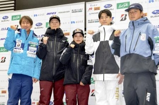 　全日本スキー連盟の記者会見後、撮影に応じる（左から）全日本スキー連盟の原田雅彦会長、ジャンプの小林陵侑さん、高梨沙羅さん、モーグルの堀島行真さん、フリースタイルの藤井源さん＝２０２４年１０月２２日、東京都内