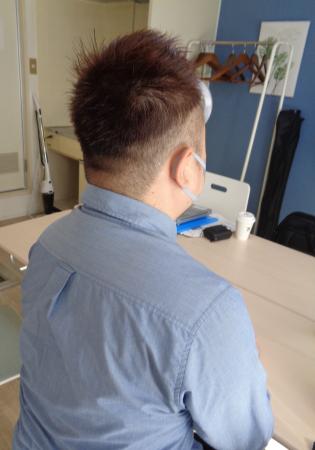 　求人票に書いていない清掃作業を求めてきた名古屋市のＡ型事業所について話す男性＝１日、名古屋市