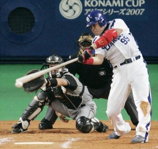 　２００７年１０月、日本ハムとの日本シリーズ第４戦で中前適時打を放つ中村紀洋さん。シリーズＭＶＰに輝く活躍だった＝ナゴヤドーム