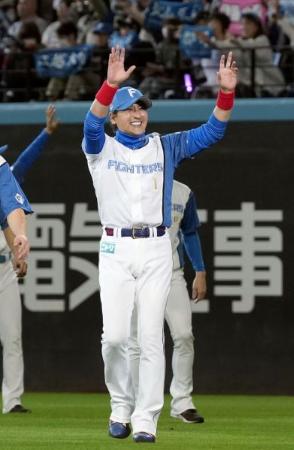 　今季の本拠地最終戦を終え、声援に応える日本ハムの新庄剛志監督＝２０２４年９月、エスコンフィールド北海道