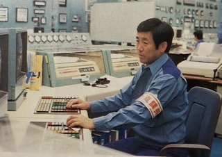 　関西電力美浜原発１、２号機の共用中央制御室で働く稲田仁さん（関西電力提供）