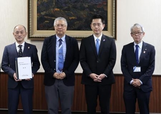 　大阪府の吉村洋文知事（右から２人目）と特殊詐欺対策に関して答申した審議会の出席者ら＝６日、大阪府庁