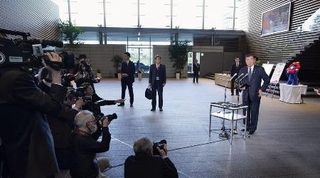 　２０２５年度予算案を閣議決定し、記者団の取材に応じる石破茂首相＝１２月２７日午後、首相官邸