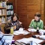 　風力発電について話し合う「ネイチャー研究会ｉｎむかわ」のメンバーら＝２０２４年１１月、北海道苫小牧市