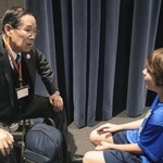 　講演後、少年（右）から質問を受ける朝長万左男さん＝２０２３年１１月、米ノースカロライナ州ダーラム（共同）
