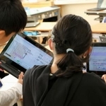 　算数の授業で、デジタル端末を使い情報を分析する児童＝１１月、山梨県甲州市の市立塩山南小