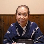 　令和版野球そばを手にする「直利庵」の女将、松井裕子さん＝１１月、盛岡市