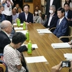 　「水俣病センター相思社」で開かれた、伊藤環境相（当時、右列手前から３人目）と水俣病患者連合の再懇談＝７月、熊本県水俣市