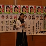 　涙を流しながら支援者らにあいさつする日本維新の会の林佑美氏＝１０月２８日、和歌山市