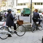 　電動アシスト自転車を利用する人たち＝１１月、大阪市天王寺区