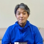 　カニクリームドリアを手にする前田水産の前田哲弥社長＝２０２４年１０月、鳥取県米子市