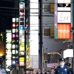 　ホストクラブが集まる東京・新宿の歌舞伎町を視察する警察庁の露木康浩長官一行＝２０２３年１１月