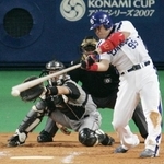 　２００７年１０月、日本ハムとの日本シリーズ第４戦で中前適時打を放つ中村紀洋さん。シリーズＭＶＰに輝く活躍だった＝ナゴヤドーム