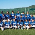 　集合写真に納まる「旭川ビースターズ」の選手たち＝８月、北海道富良野市（球団提供）