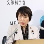 　大臣折衝後、記者会見する阿部文科相＝２４日午後、文科省