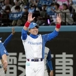 　今季の本拠地最終戦を終え、声援に応える日本ハムの新庄剛志監督＝２０２４年９月、エスコンフィールド北海道