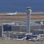 　羽田空港のＣ滑走路（奥）と管制塔＝１月