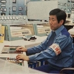 　関西電力美浜原発１、２号機の共用中央制御室で働く稲田仁さん（関西電力提供）
