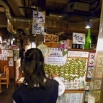 　居酒屋「浩治朗」の入り口に貼られたリボンを取る子ども＝埼玉県和光市