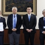 　大阪府の吉村洋文知事（右から２人目）と特殊詐欺対策に関して答申した審議会の出席者ら＝６日、大阪府庁