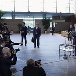 　２０２５年度予算案を閣議決定し、記者団の取材に応じる石破茂首相＝１２月２７日午後、首相官邸